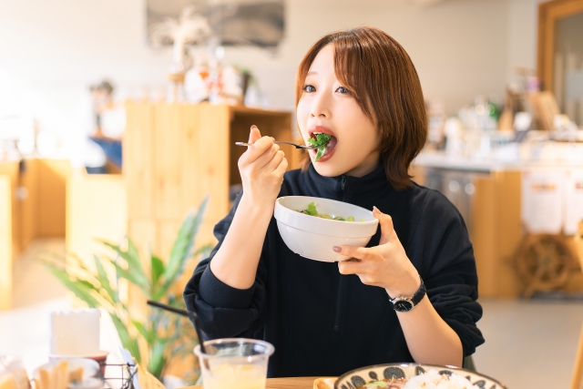野菜を食べる女性
